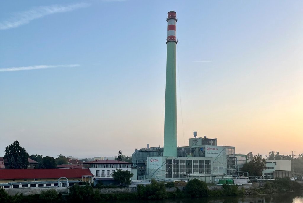 Po storočí prestali páliť uhlie. Česká elektráreň prešla na štiepku, Veolia s ňou ráta aj inde